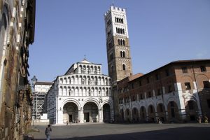 Sommerferien 06. 01. - 18. jul. 06. Italia - Toscana. Lucca. ble romersk koloni i 180 f.Kr. Murene rundt byen ble reist mellom 1504 og 1645. San Martino, Luccas katedral fra 1000-tallet.